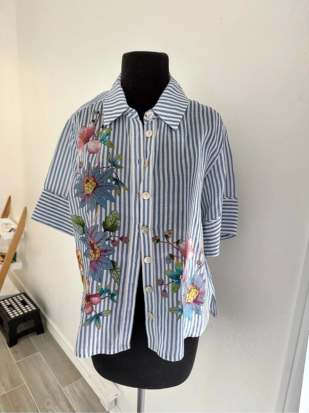 Johnny Was Floral Striped Shirt Blue & White Size XS